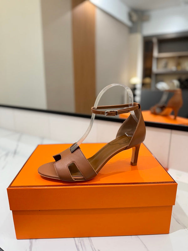 Sandali con tacco HM Joy 65mm in pelle di vacchetta marrone piatta 294930