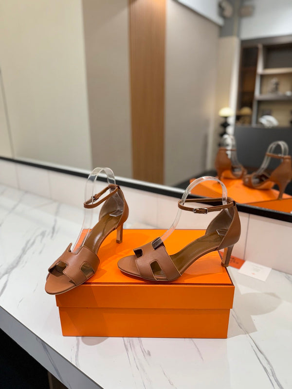 Sandali con tacco HM Joy 65mm in pelle di vacchetta marrone piatta 294930