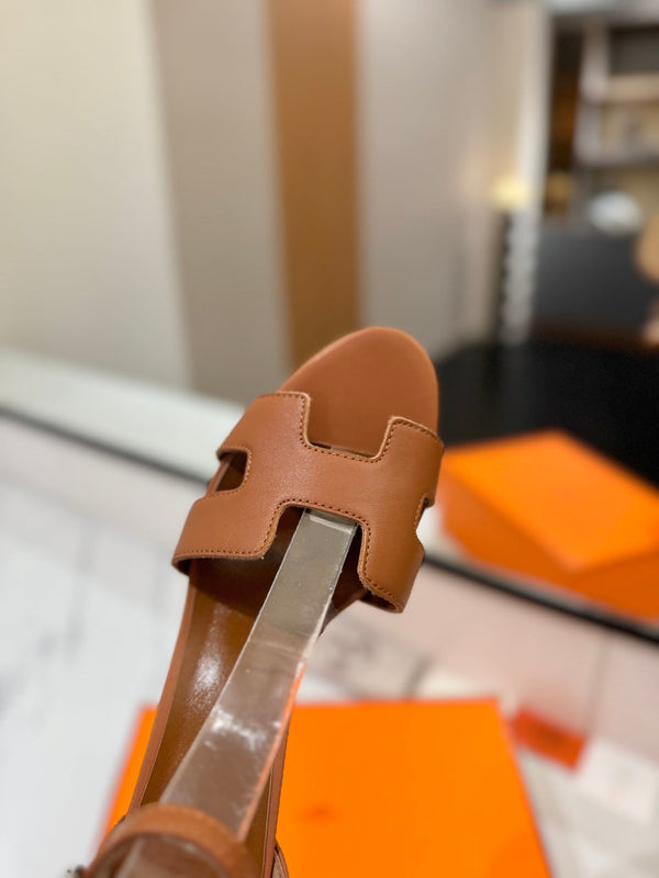 Sandali con tacco HM Joy 65mm in pelle di vacchetta marrone piatta 294930