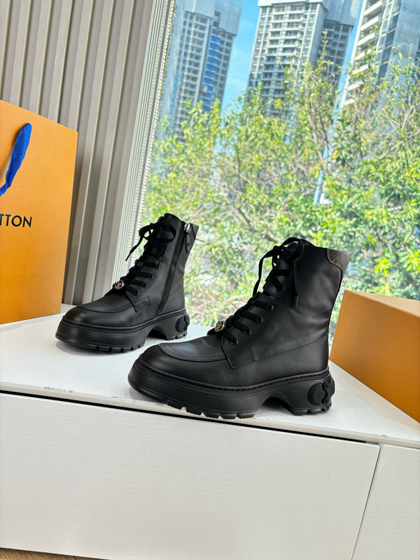 Lv Laureate Desert Boots Black Cowhide 548797