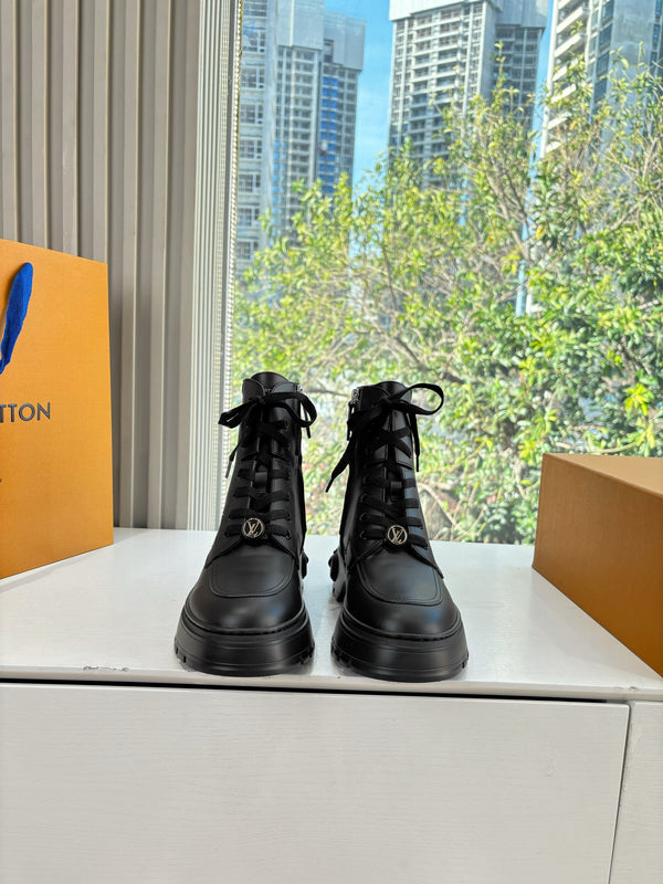 Lv Laureate Desert Boots Black Cowhide 548797