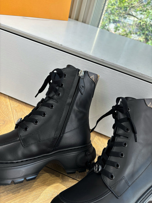 Lv Laureate Desert Boots Black Cowhide 548797