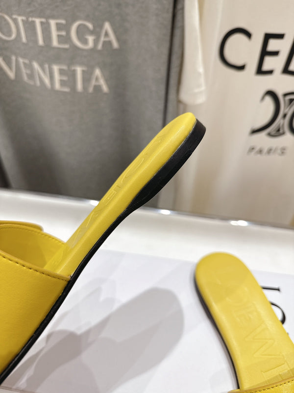 Loewe 25 Pebble Slide Yellow Calfskin
