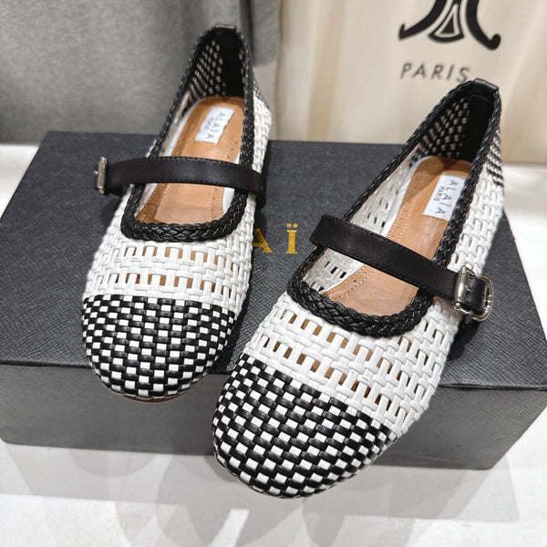 ALAIA MARY JANE FLATS in pelle di vitello intrecciata bianca e nera