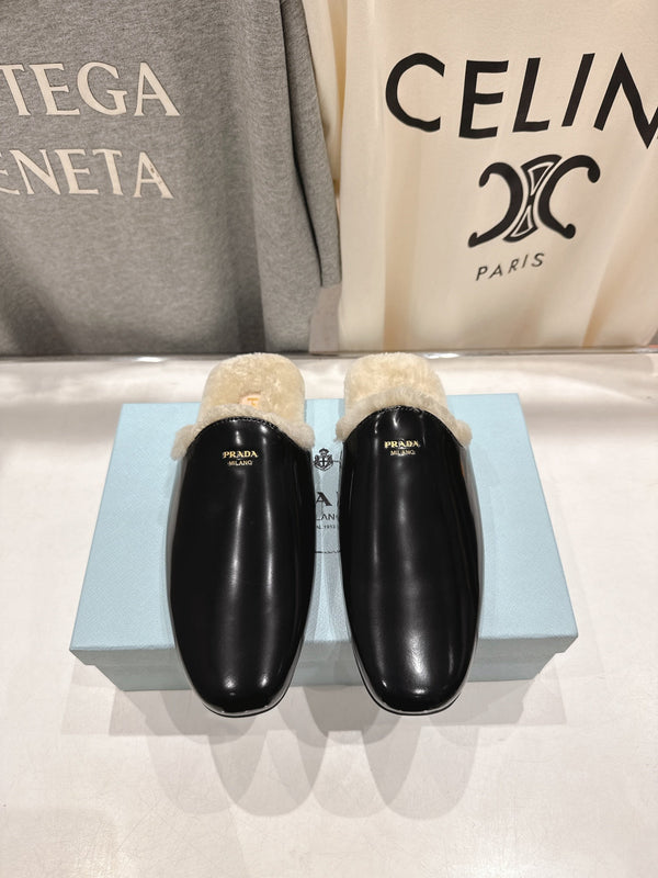Prada 25s Furry Slippers Black Patent Sheepskin And Wool 535490