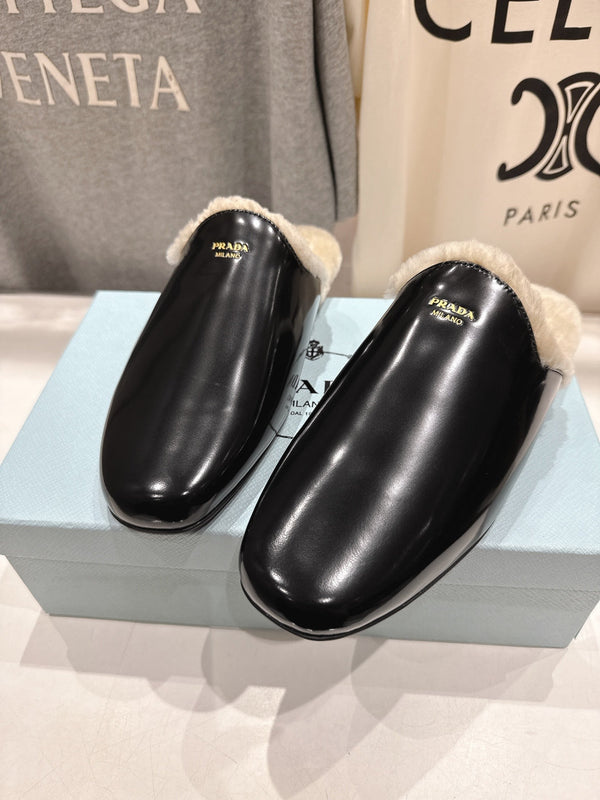 Prada 25s Furry Slippers Black Patent Sheepskin And Wool 535490