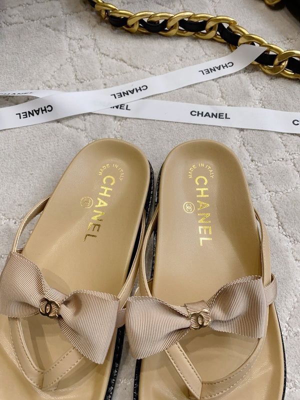 CC 26s Bow Thong Sandals Beige Lambskin 723723