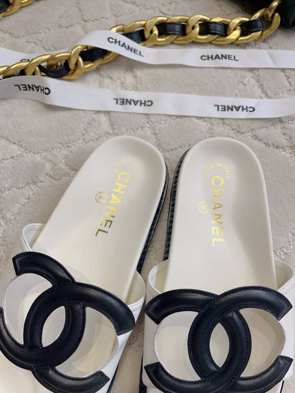 CC Logo Slide White Lambskin 723799