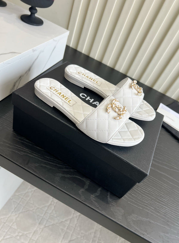 CC 26s Flat Sandals White Quited Leather 906220