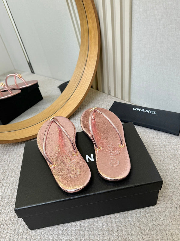 CC 2026 Thong Sandal Pink Metalic Calfskin 826475