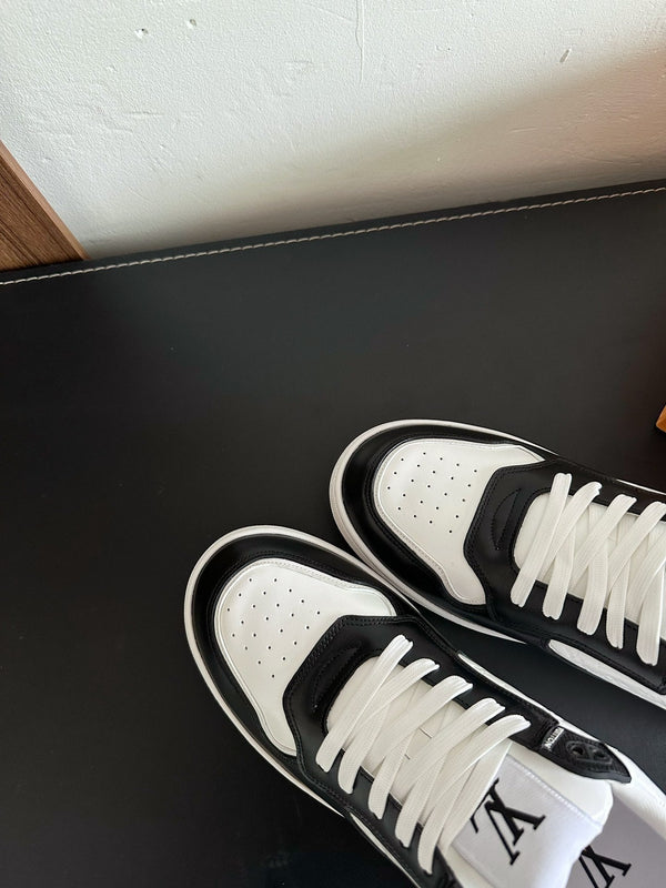 Sneaker LV Stadium in pelle di mucca monogrammata bianca e nera