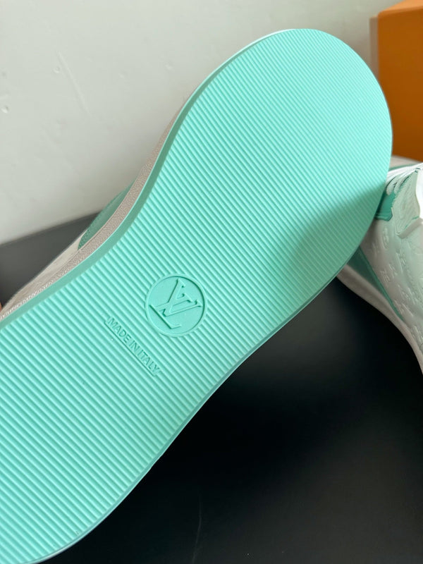 Sneaker LV Stadium in pelle di mucca monogrammata verde acqua, mix bianco