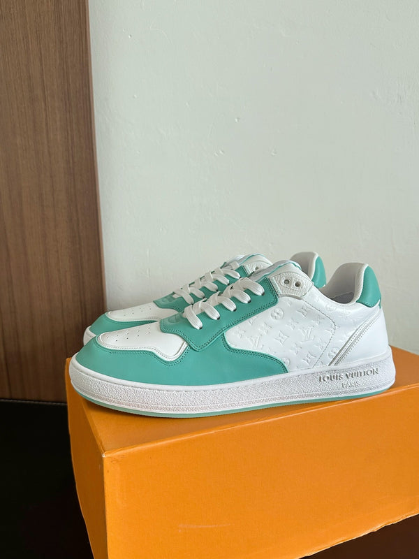 Sneaker LV Stadium in pelle di mucca monogrammata verde acqua, mix bianco