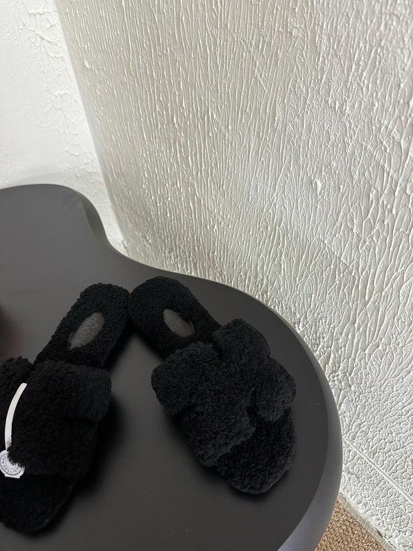 HM Oran Sandal Black Wool Fleece 961011