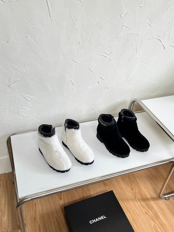 CC Interlocking CC Logo Boots White Shearling Black Leather 543112