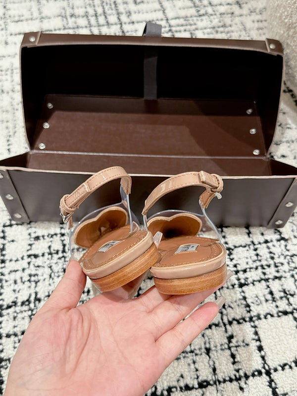 slingback alaia piatte in pelle di agnello beige ottico a forma di cuore