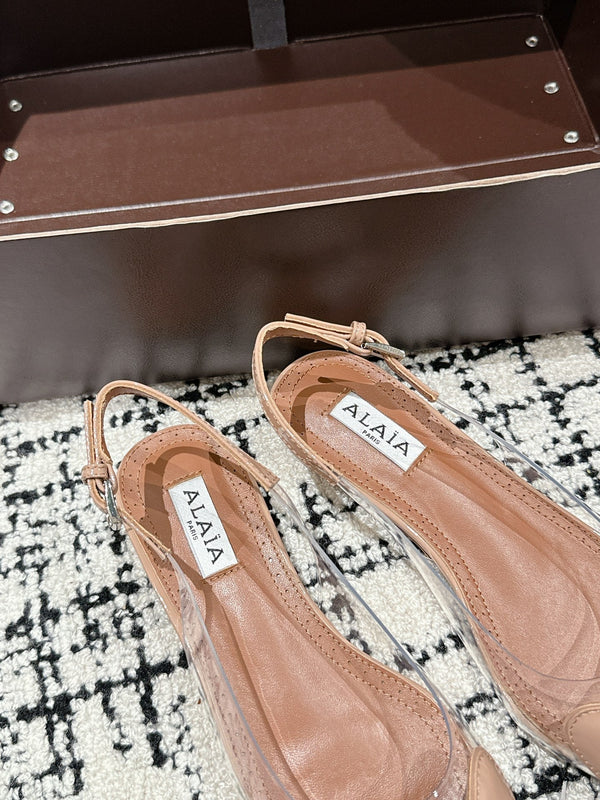 slingback alaia piatte in pelle di agnello beige ottico a forma di cuore
