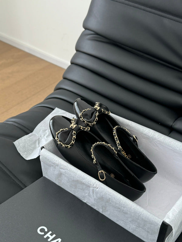 CC BALLET FLATS IN BLACK LAMBSKIN WITH GOLD HARDWARE