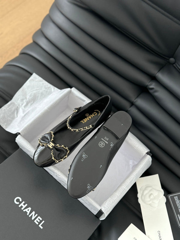 CC BALLET FLATS IN BLACK LAMBSKIN WITH GOLD HARDWARE