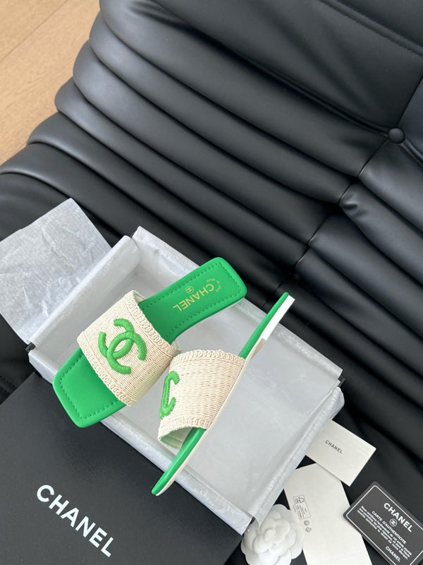 WOVEN SLIDE IN RAFFIA AND EMERALD GREEN LAMBSKIN