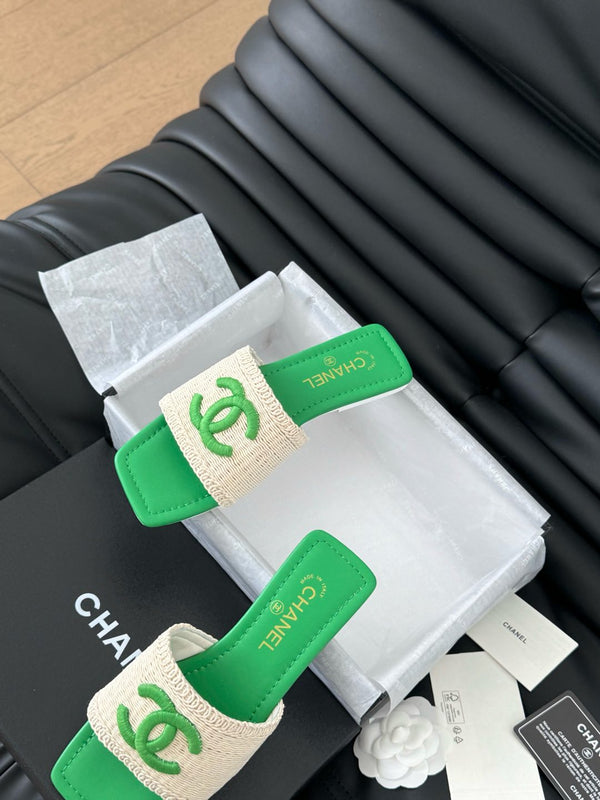 WOVEN SLIDE IN RAFFIA AND EMERALD GREEN LAMBSKIN