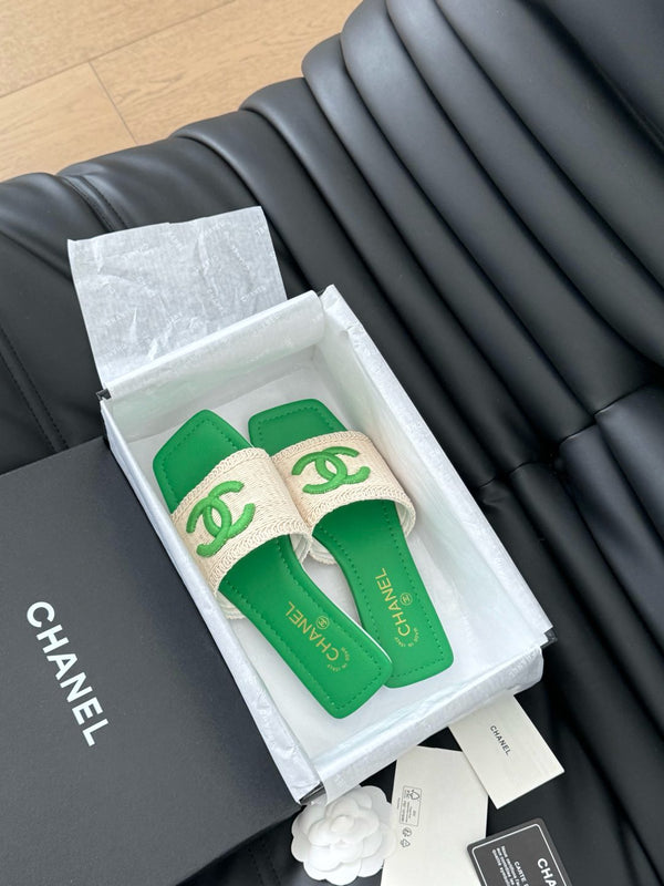 WOVEN SLIDE IN RAFFIA AND EMERALD GREEN LAMBSKIN