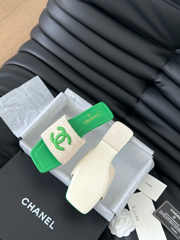 WOVEN SLIDE IN RAFFIA AND EMERALD GREEN LAMBSKIN