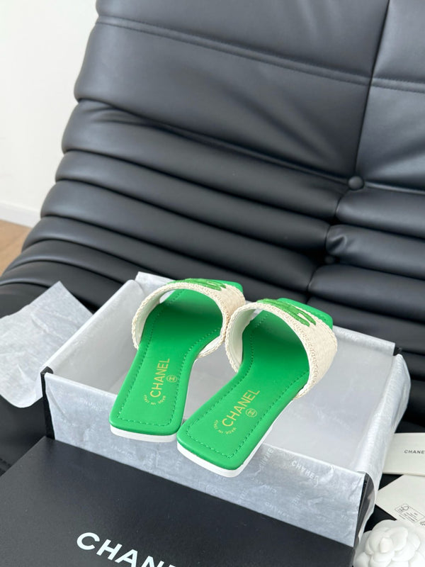 WOVEN SLIDE IN RAFFIA AND EMERALD GREEN LAMBSKIN