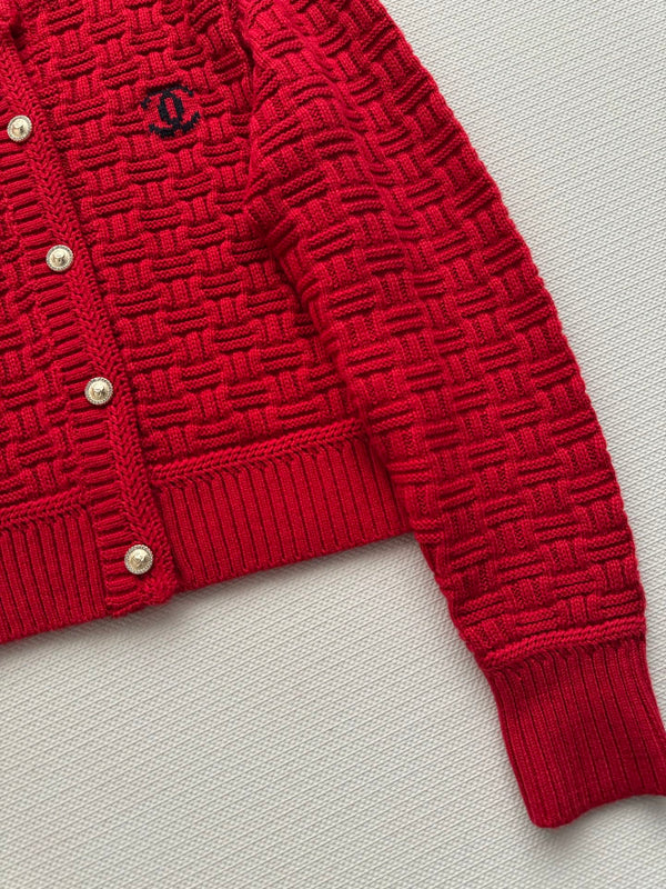 Cardigan en maille de laine rouge Chanel 2025 avec logo double C