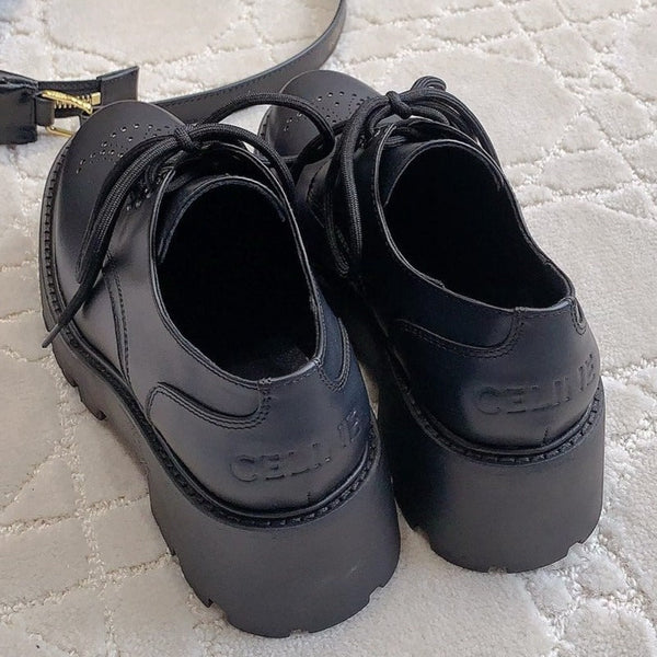 TRIOMPHE RANGERS DERBY WITH PERFORATED TRIOMPHE IN POLISHED BULL BLACK