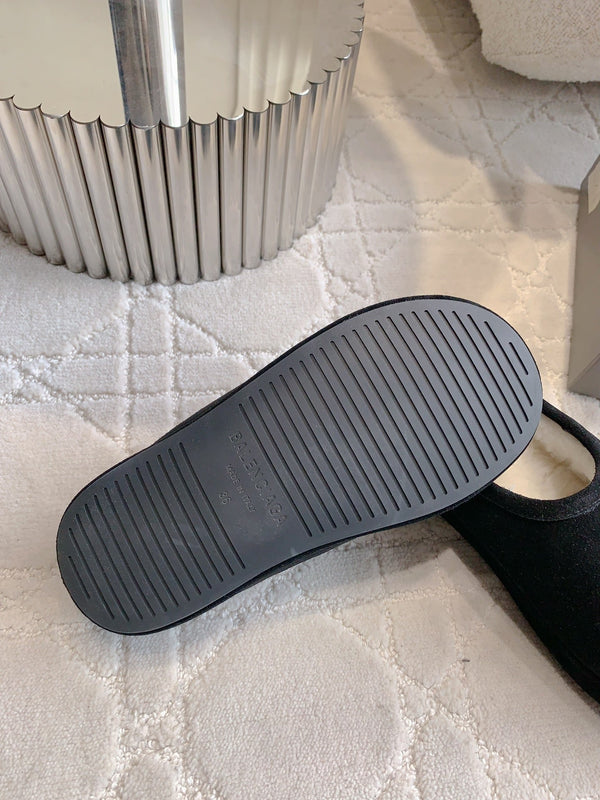ALASKA SLIPPER IN BLACK SUEDE