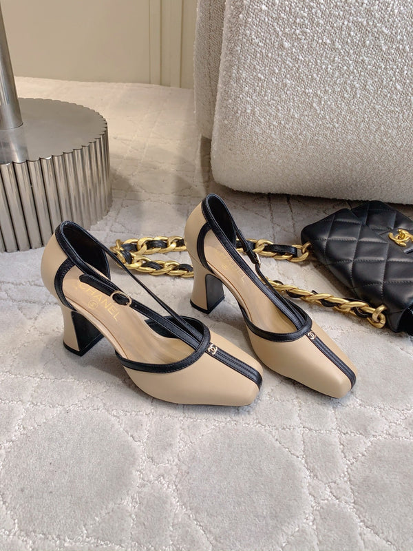 CC FW26 Bride à bout carré et talon de 8,5 cm en cuir verni noir et beige 723689