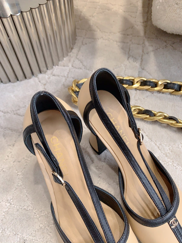CC FW26 Bride à bout carré et talon de 8,5 cm en cuir verni noir et beige 723689