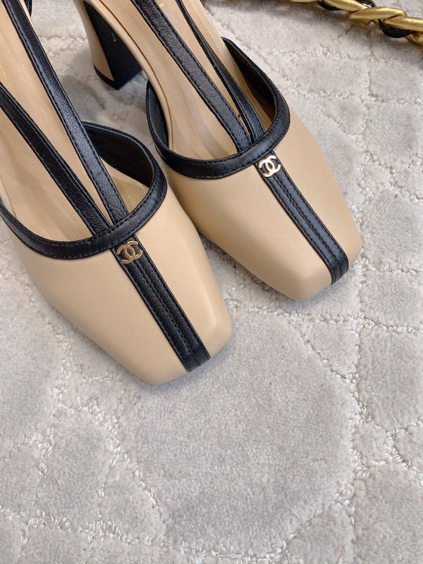 CC FW26 Bride à bout carré et talon de 8,5 cm en cuir verni noir et beige 723689