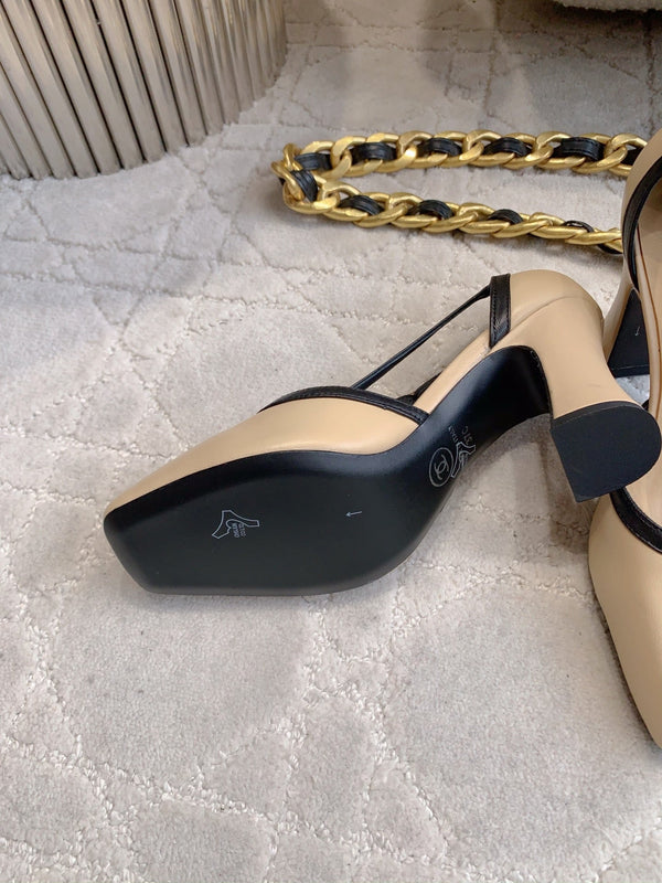 CC FW26 Bride à bout carré et talon de 8,5 cm en cuir verni noir et beige 723689