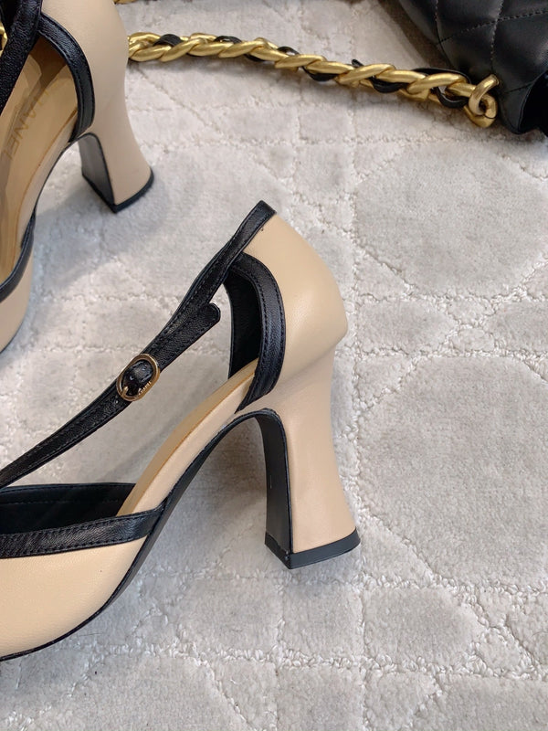 CC FW26 Bride à bout carré et talon de 8,5 cm en cuir verni noir et beige 723689