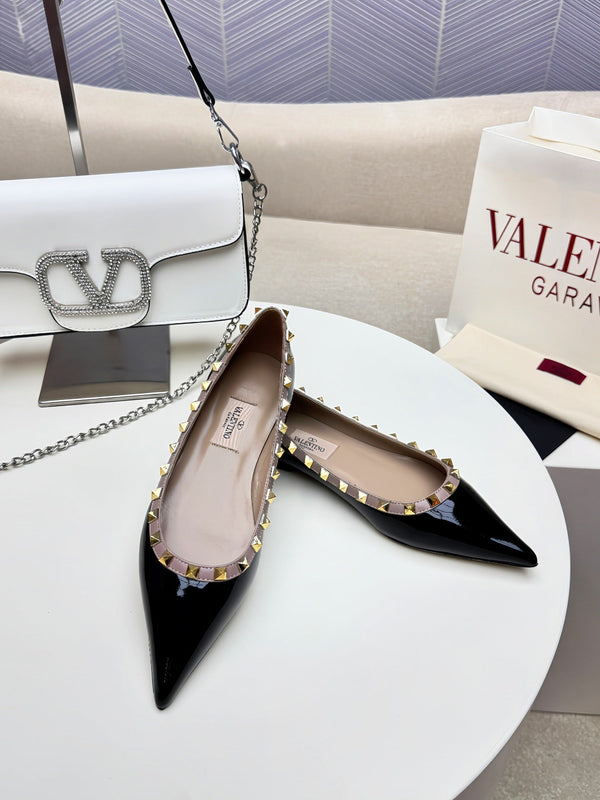 ROCKSTUD FLAT PUMP IN BLACK CALFSKIN