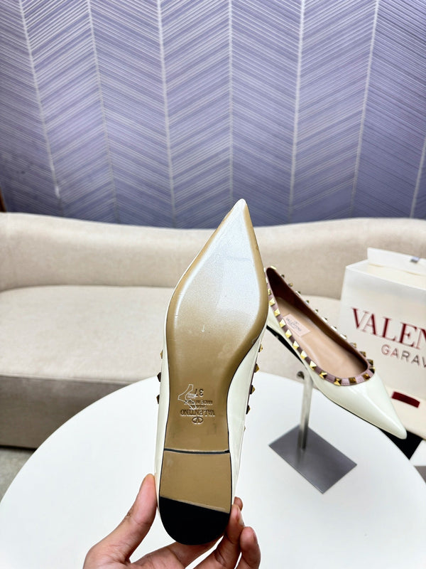 ROCKSTUD FLAT PUMP IN WHITE CALFSKIN