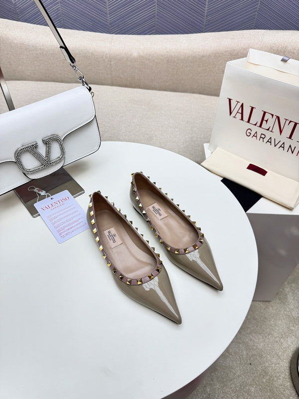 ROCKSTUD FLAT PUMP IN SAND BROWN CALFSKIN