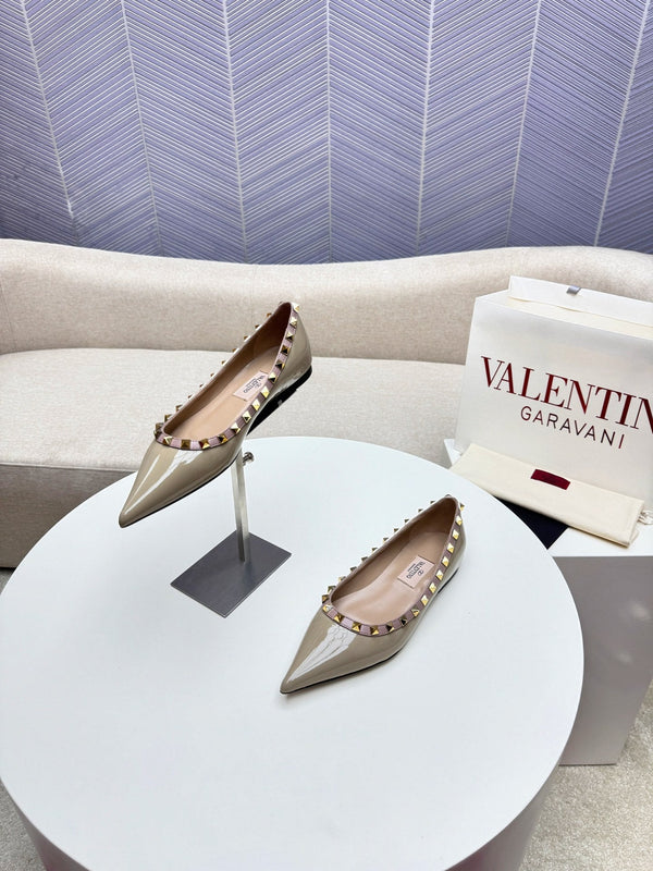 ROCKSTUD FLAT PUMP IN SAND BROWN CALFSKIN