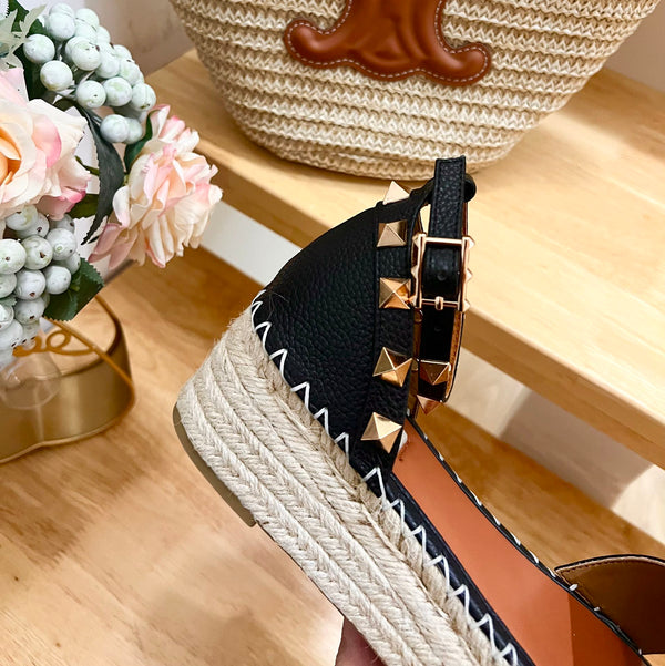 ROCKSTUD FLATFORM SANDAL IN BLACK CALFSKIN