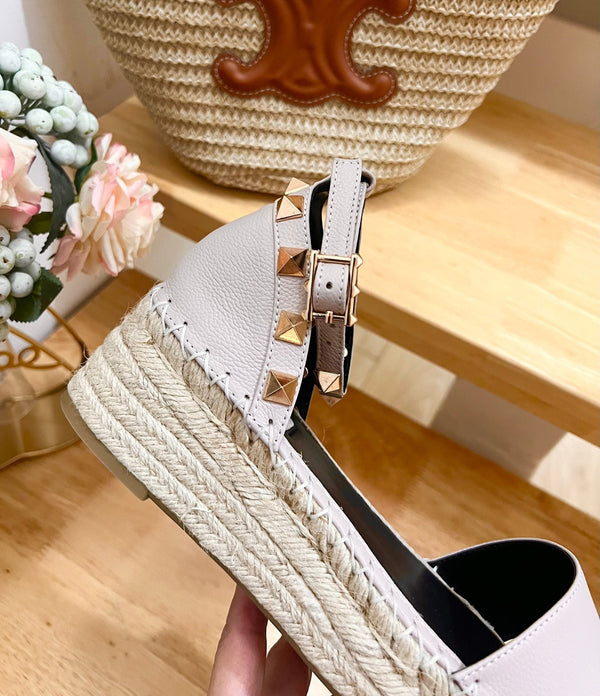 ROCKSTUD FLATFORM SANDAL IN SOFT PINK CALFSKIN