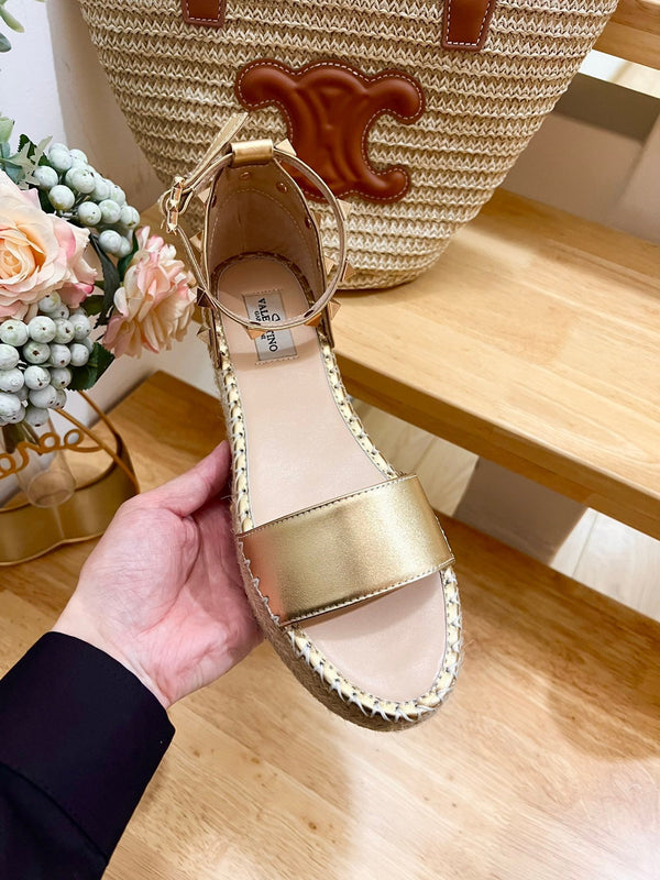 ROCKSTUD FLATFORM SANDAL IN GOLD CALFSKIN