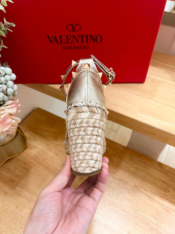 Double Rockstud Grainy Calfskin Wedge Sandal In Light Yellow Metallic Cowhide And Raffia 852841