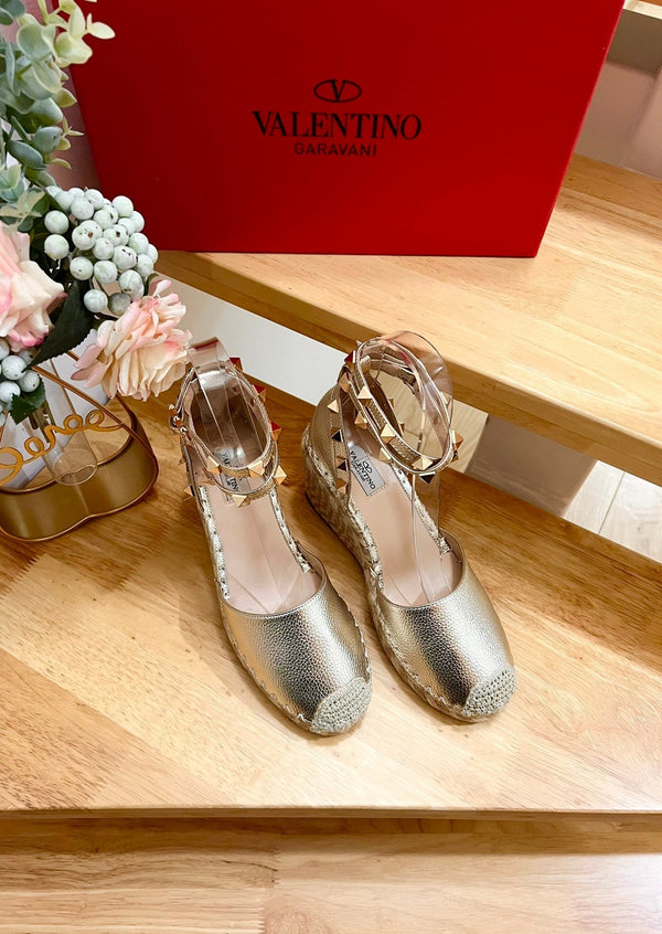 Garavani Rockstud Wedge Espadrilles In Light Yellow Metallic Cowhide And Raffia 852842