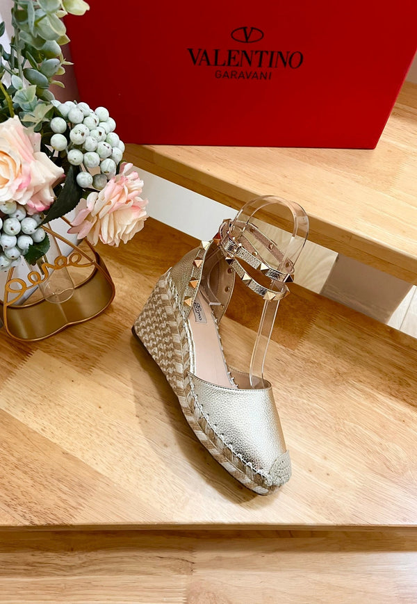Garavani Rockstud Wedge Espadrilles In Light Yellow Metallic Cowhide And Raffia 852842