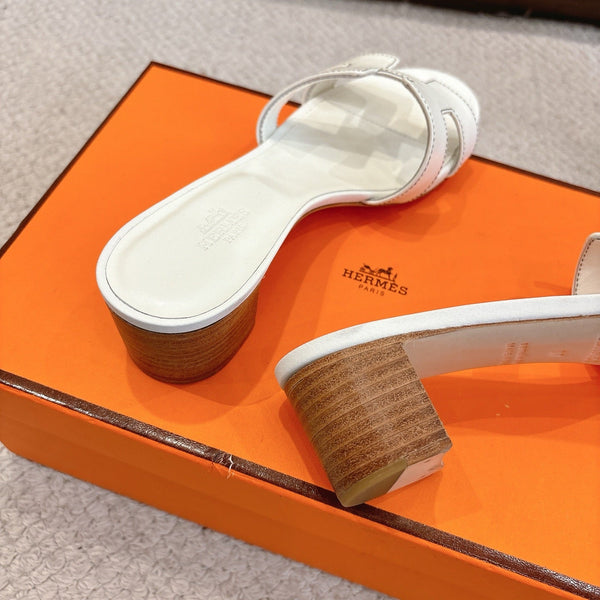 HM Oasis Sandals White Chisel Pattern Cowhide 544094