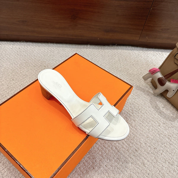 HM Oasis Sandals White Chisel Pattern Cowhide 544094