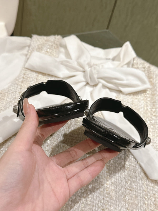 CAGOLE FLAT SANDALS IN BLACK WAX-OIL SHEEPSKIN