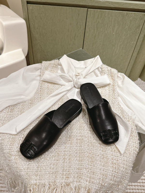 MULES PIATTI IN PELLE DI AGNELLO NERA LUCIDA CON PUNTA QUADRATA E FIBBIA NERA